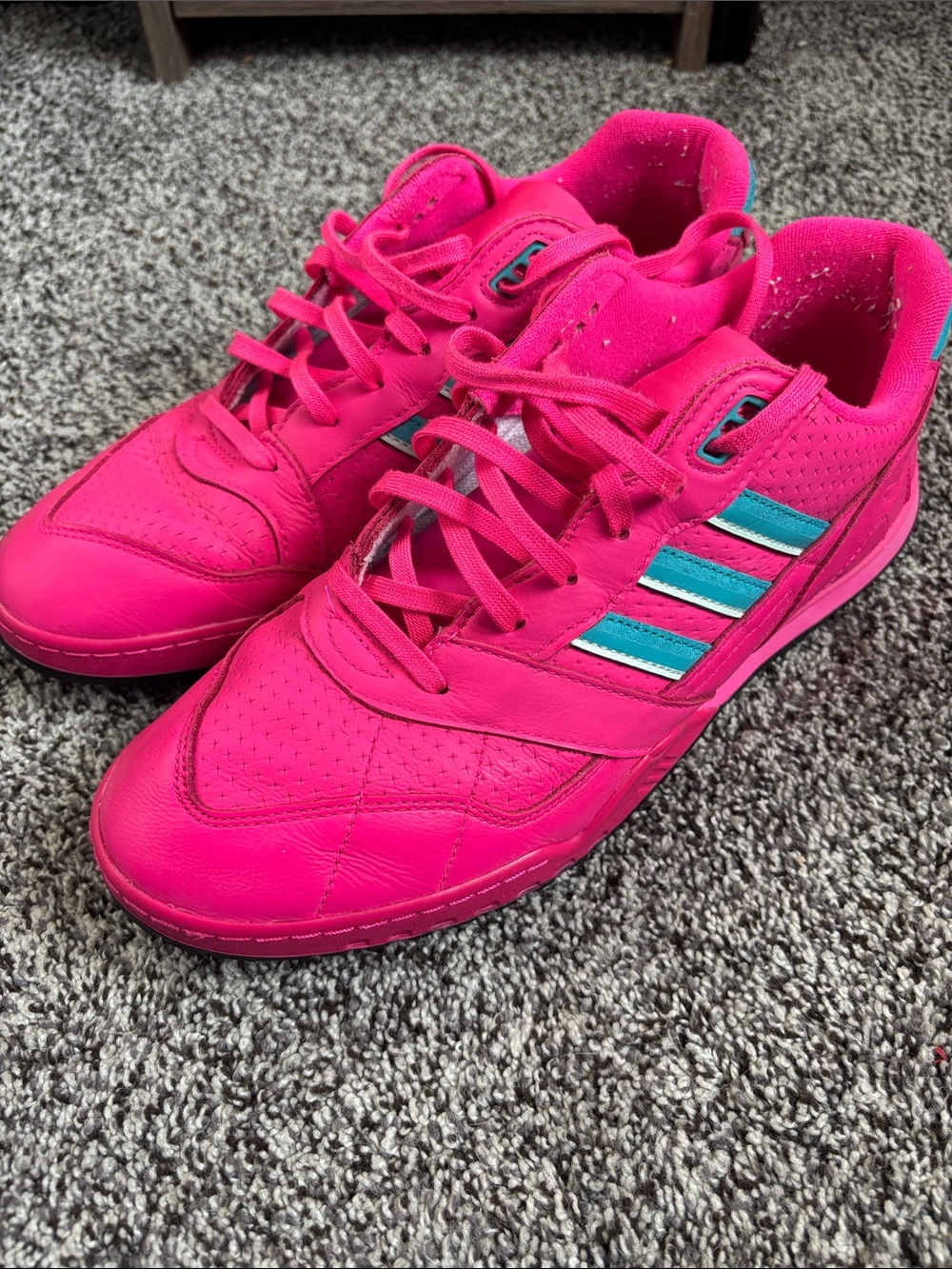 ADIDAS EE5400 A.R. Trainer in Shock Pink ⚡️